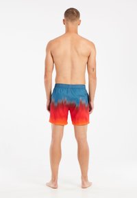 Heren zwembroek met een blauw naar rood verloop, elastische tailleband en een enkele achterzak. Gemaakt van lichtgewicht, sneldrogend materiaal.