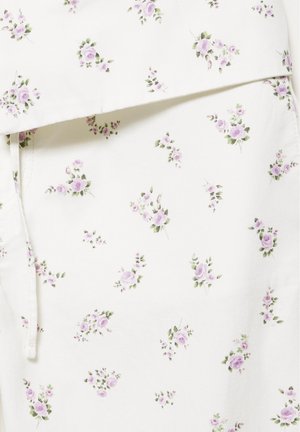 Weißer Stoff mit kleinen Gruppen hellvioletter Rosen und grünen Blättern, gleichmäßig über die Oberfläche gedruckt.