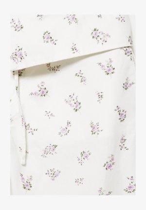 Weißer Stoff mit kleinen Gruppen hellvioletter Rosen und grünen Blättern, gleichmäßig über die Oberfläche gedruckt.