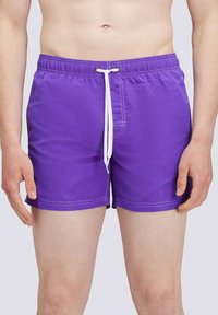 Pantaloni da bagno viola realizzati in materiale leggero, con vita regolabile tramite cordino e dettagli di cucitura bianchi, taglio che arriva a metà coscia.