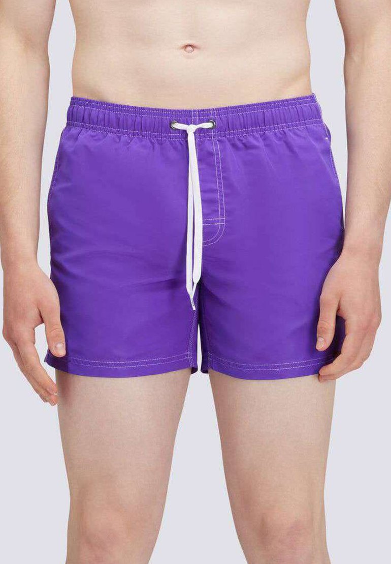 Pantaloni da bagno viola realizzati in materiale leggero, con vita regolabile tramite cordino e dettagli di cucitura bianchi, taglio che arriva a metà coscia.