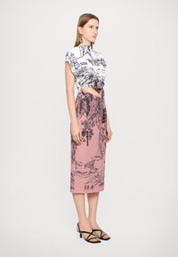 MOSCHINO JEANS URBAN - Koktajl obleka/za zabavo - fantasia rosa