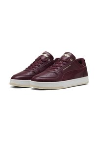 Bordeaux lædersneakers med ruskinddetaljer, perforeret overdel, hvid sål og guldbelægning på tungen og siden, udstyret med traditionelle snørebånd.