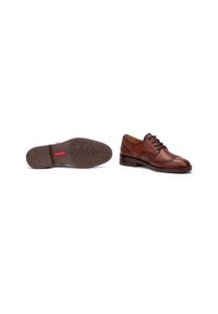 Chaussures en cuir marron à lacets avec des détails en brogue, semelle robuste et semelle en caoutchouc texturé avec un motif de crampons.