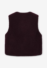 Gilet en polaire bordeaux avec une finition texturée haute, design sans manches, encolure arrondie et sans matériel ou ornements visibles.