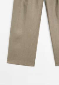 Pantalon en lin beige à jambes larges présenté à plat sur fond blanc, mettant en valeur la texture du tissu et la coupe ample.