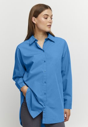 Hellblaues Hemd mit Knöpfen, aus leichtem Stoff. Es hat einen klassischen Kragen, lange Ärmel und eine lockere Passform mit seitlichen Schlitzen.
