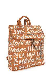 Mochila de imitación cuero marrón con patrones de texto en blanco. Presenta una tapa superior, un compartimento con cremallera y acentos decorativos de hardware plateado.