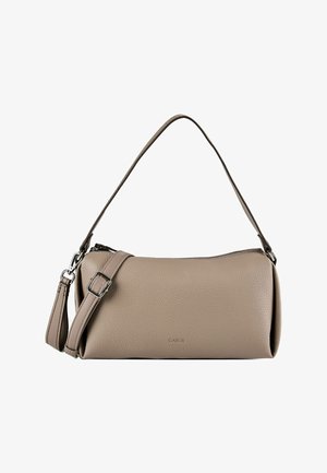 Sac à main rectangulaire en cuir grainé taupe avec bandoulière réglable, fermeture éclair et petit nom de marque embossé au centre avant.