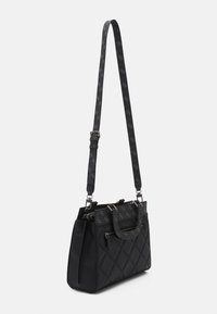 Borsa a tracolla nera imbottita con tracolla regolabile e tasca con zip frontale, caratterizzata da un motivo logo sottile sulla tracolla e sui manici.