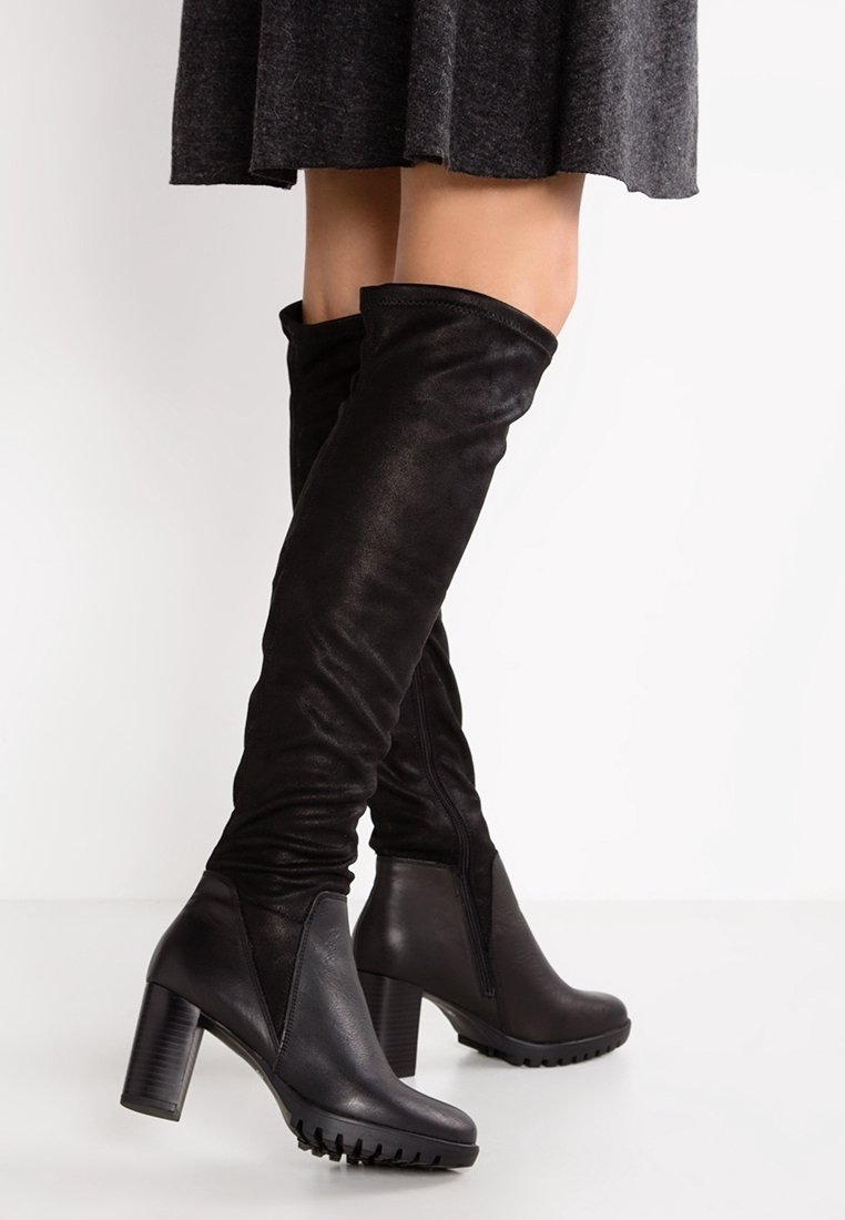 Zwarte boven-de-knie laarzen met een gestructureerde, slouchy suède schacht en een glad leren punt, voorzien van een chunky hak en ribbelzool.