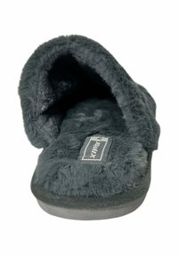 Zapatilla de interior de felpa gris oscuro con parte trasera abierta y etiqueta de tela en la suela interior, mostrada desde el frente.