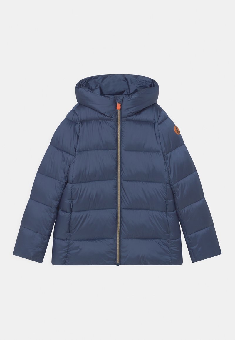 Doudoune bleu marine avec capuche, fermeture éclair à l'avant et sections cousues. Dispose d'un tirette de fermeture éclair orange et d'un patch logo sur l'épaule.