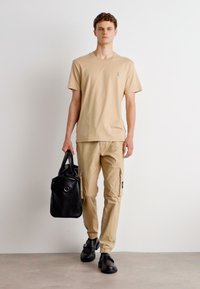 Calvin Klein Jeans MONOLOGO 2 PACK - Pamata T-krekls - travertine/bright white