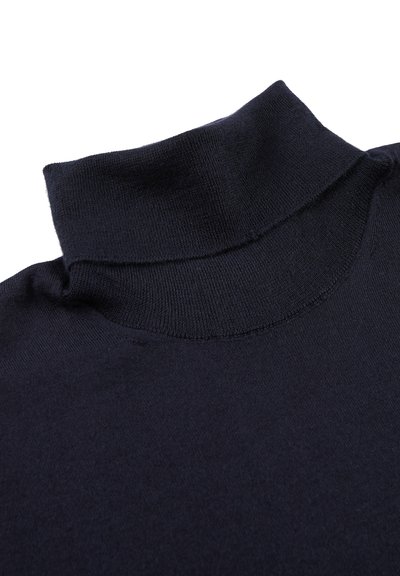 Granatowy sweter z golfem o miękkiej teksturze, charakteryzujący się wysokim kołnierzem i wykończonymi brzegami, idealny do wszechstronnych warstw.