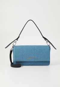 Plava traper crossbody torba s crnim podesivim remenom, srebrnim dodacima i magnetskim zatvaranjem, s logotipom sprijeda.