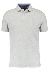 Grå polo shirt lavet af bomuld med knaplukning, korte ærmer og et lille logo på venstre bryst. Har en klassisk krave.