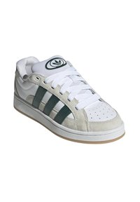 Białe sneakersy z zielonymi akcentami, zamszowe i skórzane materiały, okrągły nos, perforowana cholewka, trzy paski po boku, gumowa podeszwa.