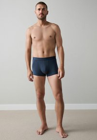 Marinblå herrboxershorts med mjuk midjeresår, tillverkade av stretchig bomull, med en åtsittande passform och slät yta.