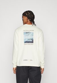 Adidas Terrex NATIONAL GEOGRAPHIC UNITEFIT GFX TEE LS - Hosszú ujjú felső - ivory