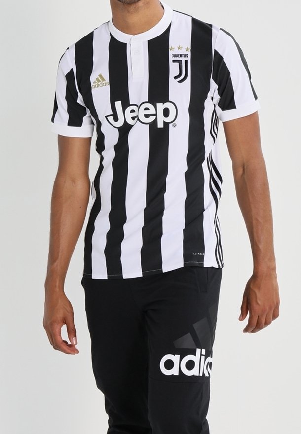 Černobílý pruhovaný dres Juventus s límečkem, zlatým logem Adidas, logem Jeep na přední straně a třemi hvězdami nad týmovým emblémem.