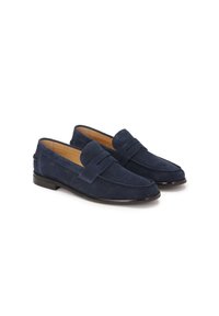 Marineblauwe nubuck instappers met een gladde textuur, gestikte details en een verhoogde band aan de voorkant. Zwarte rubberen zool.