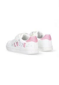Zapatillas blancas con acentos de purpurina rosa, que presentan un texto decorativo "AMOR" y un motivo de mariposa. Superficie lisa, diseño bajo y suela plana.