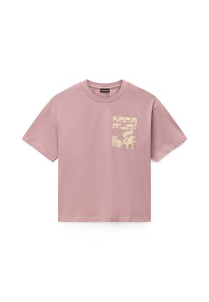 Mauve T-Shirt mit kurzen Ärmeln, rundem Halsausschnitt und kleinem cremefarbenem Grafik- und Textmotiv auf der linken Brust.