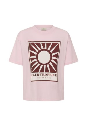 Tricou roz deschis cu un grafic mare de soare maro și textul "CLUB TROPIQUE SOUS LE SOLEIL" centrat pe față.