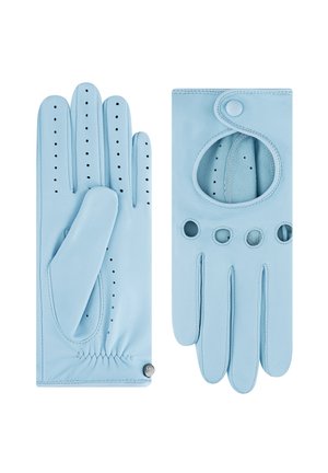 Par de guantes de conductor de cuero azul claro, uno con dedos perforados y cierre de presión en la muñeca, el otro con nudillos recortados y correa con botón.