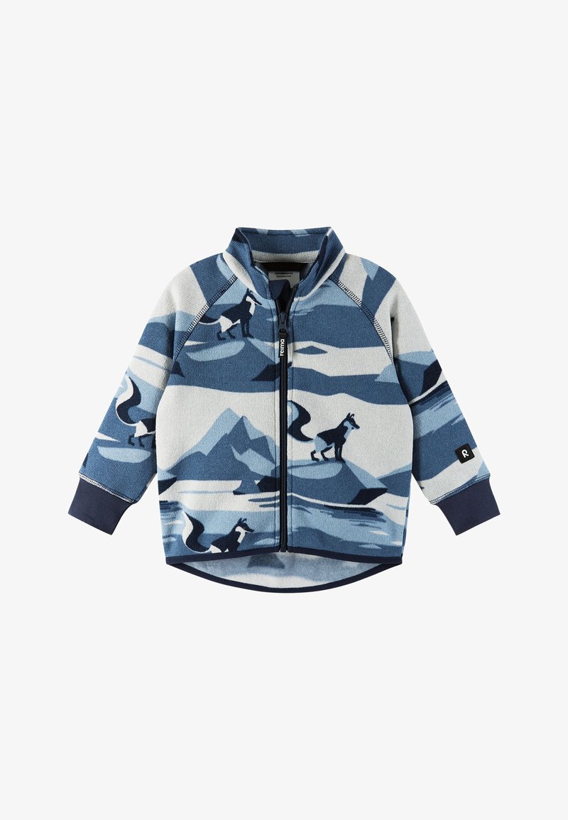 Casaco de fleece com colarinho alto, padrão de montanha azul e cinza, apresentando silhuetas de raposas pretas e um zíper frontal. Textura suave, punhos canelados.