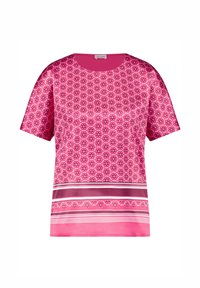 Lyserød kortærmet top med blomsterprint, geometriske accenter og vandrette striber i kanten. Glat, let materiale.