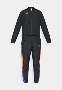 Μαύρο αθλητικό σετ windbreaker που περιλαμβάνει ζακέτα με φερμουάρ και παντελόνι με ελαστική μέση. Πολύχρωμες κλιμακωτές λεπτομέρειες σε πορτοκαλί και μωβ στα πλάγια.