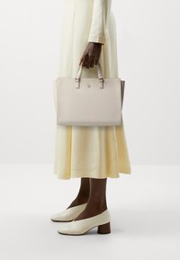 Tommy Hilfiger FRESH SATCHEL - Käekott - classic beige