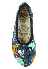 Schnürlose Schuhe aus blauer Textilie, die verschiedene bunte Drucke, einschließlich Totenköpfen, Münzen und Mustern, aufweisen. Weiche Innenauskleidung mit Branding.