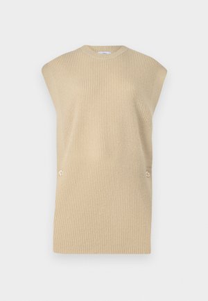 Colete de malha bege com textura canelada, decote redondo e ombros largos. Apresenta dois botões decorativos na lateral.