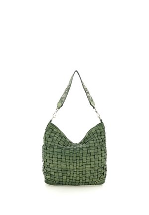 Borsa a mano in pelle verde con motivo quadrato intrecciato e ampia tracolla stampata, in piedi su uno sfondo bianco.