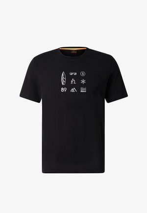 Czarna krótka koszulka z dziewięcioma szarymi ikonami, w tym deską surfingową z napisem „FIRE+ICE”, okularami przeciwsłonecznymi, ogniem, płatkiem śniegu, liczbą „89”, górami i falami.