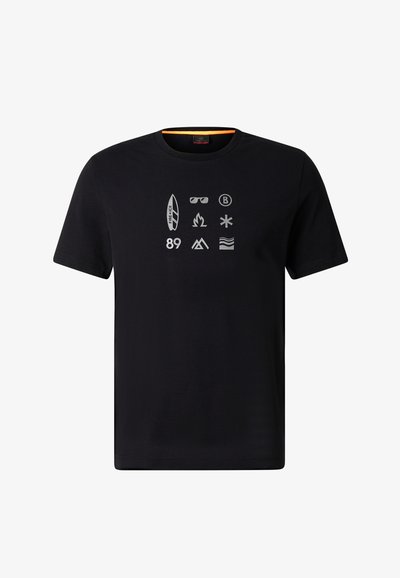 Černé tričko s krátkým rukávem s devíti šedými ikonami včetně surfovací desky označené nápisem "FIRE+ICE", slunečních brýlí, ohně, sněhové vločky, čísla "89", hor a vln.