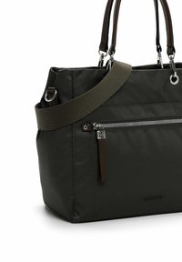 Tmavě zelená látková taška na rameno s hnědými koženými uchy, stříbrným kováním, kapsou na zip a širokým ramenním popruhem. Detailní strukturovaný povrch.