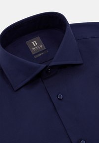 Marineblaues Slim-Fit-Hemd aus glattem Stoff. Mit klassischem Kragen und schwarzen Knöpfen auf der Vorderseite. Das Etikett zeigt "BOGGI MILANO."