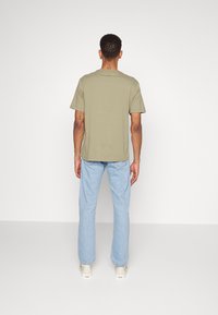 Levi's® SS RELAXED FIT TEE - T-shirt estampada - olive