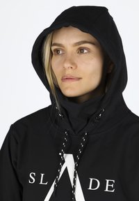 Felpa nera con cappuccio, collo alto, coulisse regolabili e logo bianco sulla parte anteriore. Tessuto dalla trama liscia.