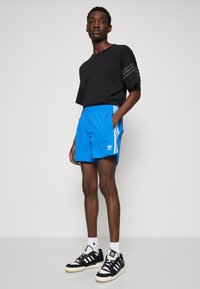 adidas Originals SPRINTER - Shorts - bluebird