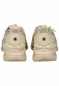 Zapatillas deportivas beige con parte superior texturizada, adornadas con strass a lo largo del talón y una suela acolchada para mayor comodidad.