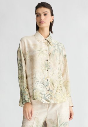 Blusa a maniche lunghe con colletto in tessuto satinato, caratterizzata da una stampa botanica in tonalità verdi tenui e beige, con chiusura a bottoni e vestibilità rilassata.