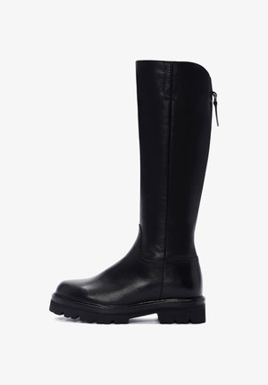 Bota de cuero negro hasta la rodilla con textura suave, suela de goma robusta, cierre de cremallera lateral y diseño minimalista.