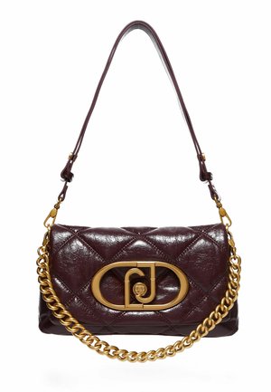 Dunkellila gesteppte Ledertasche mit Goldkettendetail und großem ovalem goldenen Verschluss mit ineinander verschlungenen Buchstaben vorne.