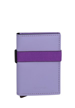 Cartera compacta de cuero lavanda con banda elástica morada oscura y logotipo "SECRID" en relieve en el frente, mostrada cerrada sobre fondo blanco.