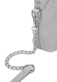 Šedá prošívaná kabelka s texturovaným povrchem, stříbrným řetízkem, obdélníkovým tvarem, zapínáním na zip a koženými detaily.